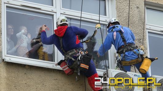 Z dachu Uniwersyteckiego Szpitala w Opolu zjechali superbohaterowie