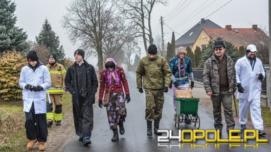 Niedźwiedź znów zatańczył w Chróścinie. Barwny korowód przeszedł przez wieś