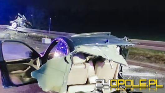 Groźny wypadek na drodze krajowej nr 39 w Brzegu. BMW w dwóch częściach