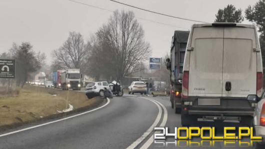 Zderzenie dwóch pojazdów w Jasieniu. Droga całkowicie zablokowana