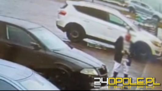 Rozbił się o ścianę sklepu, poszedł po wódkę i uciekł WIDEO 