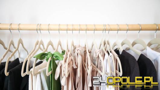 Szafa kapsułowa z pazurem. Jak jeden detal może zmienić całą stylizację?