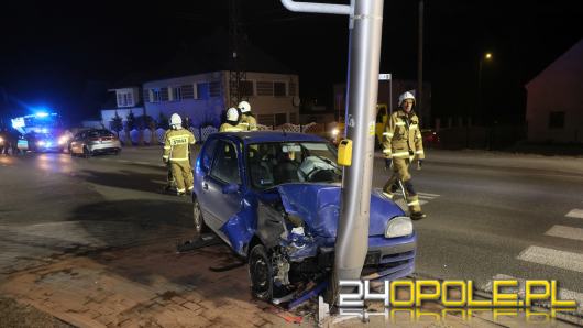 Trzy auta rozbite na Prószkowskiej. Sprawca uderzył w ogrodzenie i został zatrzymany