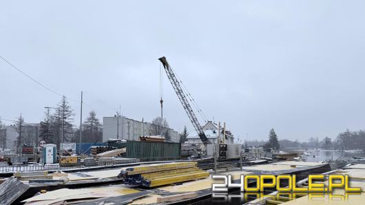 Postęp prac przy budowie mostu w Głuchołazach i rozbudowie DK40 mimo zimowej aury