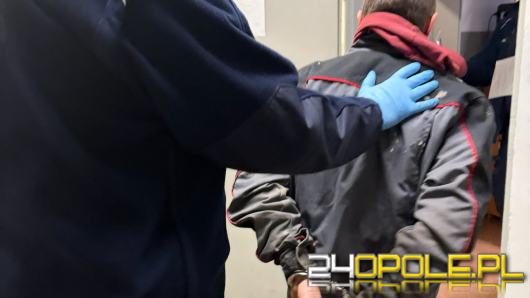 Był poszukiwany, a w mieszkaniu miał amfetaminę i nielegalnie pobierał prąd