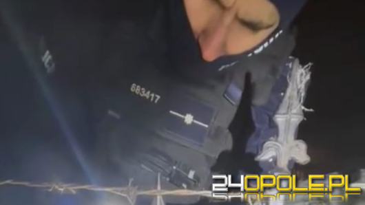 Pies nabił się na płot - uratowali go policjanci z Głubczyc