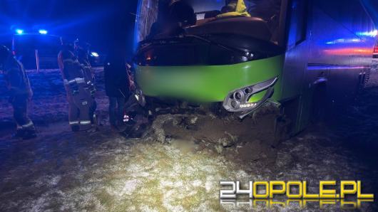 Autokar przebił bariery na A4. Jeden pas zablokowany