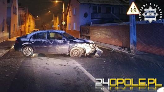 Wsiadła za kierownicę pijana, swoją podróż zakończyła na słupie energetycznym