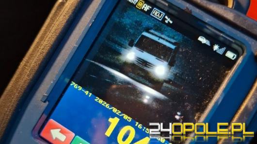 Pędził przez wieś ponad 100 km/h, bo zaspał do pracy