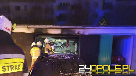 Pożar samochodu w Zdzieszowicach. Cztery zastępy w akcji