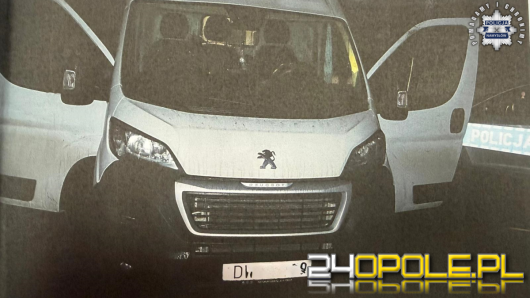 Bus na kradzionych tablicach. W środku pijany kierowca, łomy i noktowizor