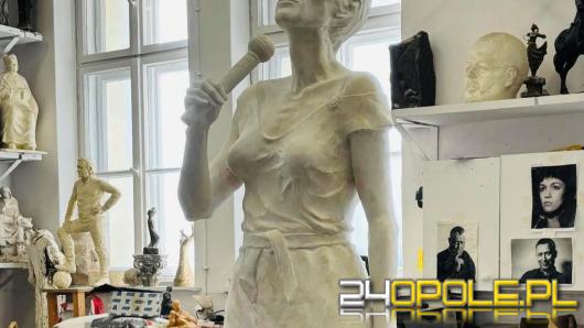 Pomnik Kory już w gipsie. Jak Wam się podoba?