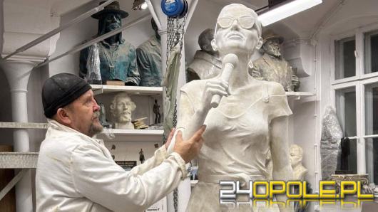 Pomnik Kory już w gipsie. Jak Wam się podoba?