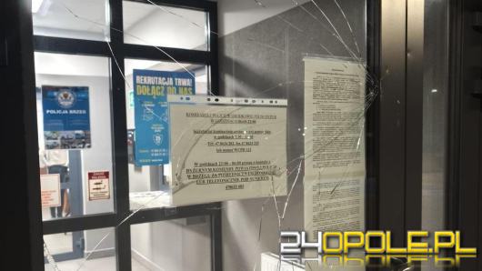Rzucił kamieniem w drzwi komisariatu. Zatrzymali go po pościgu WIDEO