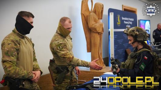 Za kulisami policyjnej służby. Uczniowie odwiedzili komendę w Opolu