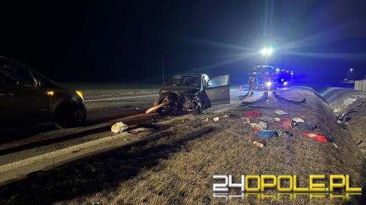 Nocny wypadek na DW901 w Bzinicy Starej. Jedna osoba trafiła do szpitala