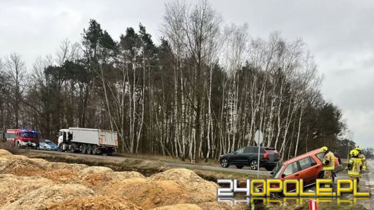 Zderzenie na DK45 w Węgrach. Osobówka w rowie po kolizji z ciężarówką