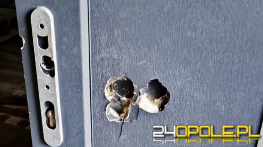 Zniszczyli drzwi, grozili i ukradli samochód, a przed Policją schowali się na strychu