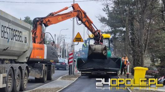 Końcówka prac na ul. Częstochowskiej. Trwa asfaltowanie drogi pieszo-rowerowej