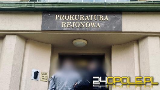 Bójka pseudokibiców podczas meczu B-klasy w Skoroszycach. Dwóch mężczyzn usłyszało zarzuty