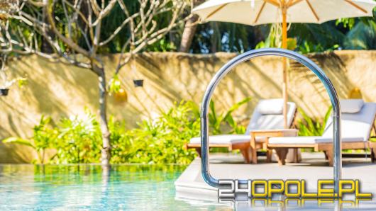 Jakie leżaki ogrodowe nad basen? Przegląd materiałów