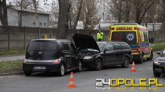 Czołowe zderzenie na ulicy Budowlanych. Mężczyzna w stanie krytycznym trafił do szpitala