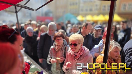 Jajecznica z tysięcy jaj, żurek i wspólne świętowanie. Wielkanocne śniadanie na Rynku