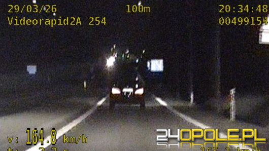 DK45: 164 km/h w miejscu z ograniczeniem do 90. Dwóch kierowców straciło prawa jazdy