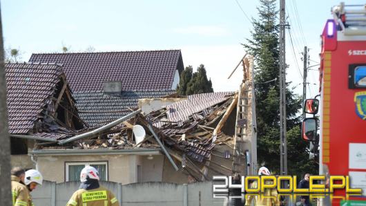Zawalił się dach budynku w Wawelnie. Na miejscu pracowały służby
