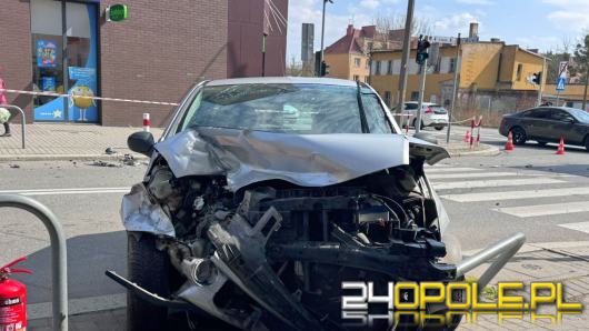 Zderzenie dwóch pojazdów na ul. Katowickiej w Opolu. Zablokowana Katowicka 