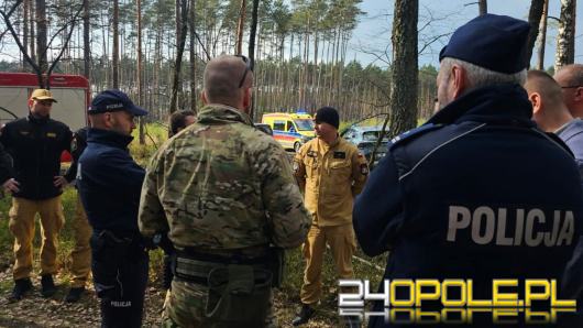 Nieznany dron znaleziony w lesie. Trwają działania służb