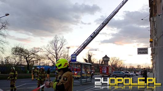 Pęknięty komin przy ul. Armii Krajowej. Na miejscu sześć zastępów straży pożarnej