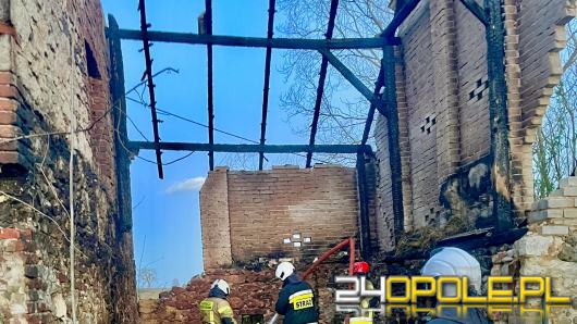 Pożar pustostanu w Dańcu. Ogień pojawił się ponownie w tym samym budynku