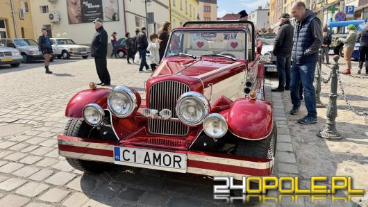 Motoryzacyjne otwarcie sezonu w Otmuchowie. Zabytkowe pojazdy na rynku