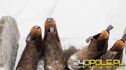 Jak nosić sztyblety do pracy? Zasady stylu smart casual, które musisz znać.