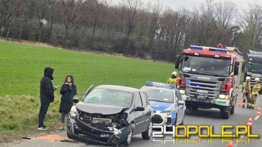 Kolizja na obwodnicy na wysokości Bierkowic. Z jednego auta unosił się dym