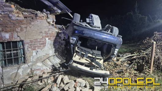 Dachowanie BMW w Podkamieniu. 19-latek uderzył w budynek