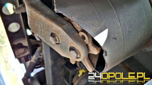 Uszkodzona poduszka w ciężarówce. Kontrola zakończona zakazem jazdy