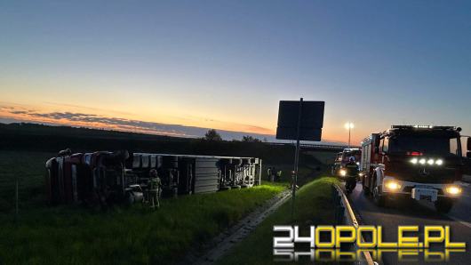 Ciężarówka w rowie na A4. Poranne zdarzenie bez poszkodowanych