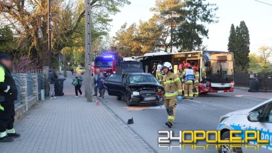 Zderzenie autobusu z osobówką na Popiełuszki