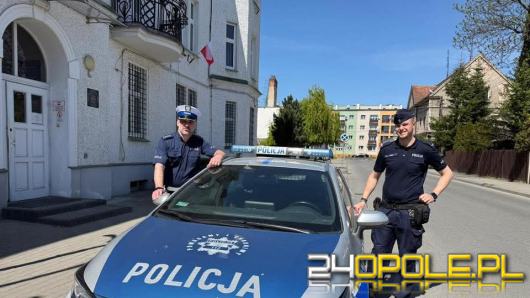 Policjanci weszli siłą do mieszkania. 94-latka trafiła pod opiekę medyków