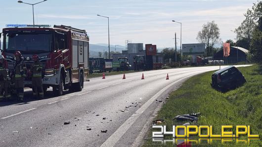 Zderzenie czołowe na DK40. Dwóch kierowców trafiło do szpitala