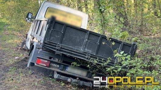 Nietrzeźwy 31-latek bez uprawnień zabrał firmowe auto i zakończył jazdę w rowie