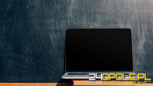 Bezpłatna szkoła policealna czy studia? Porównujemy zarobki i czas zdobywania zawodu