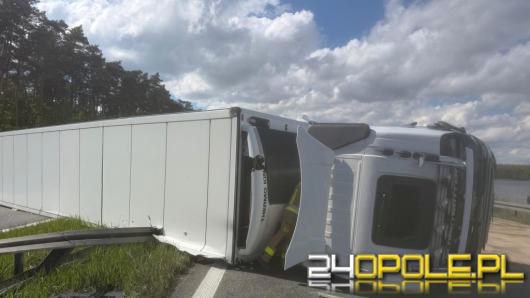 Ciężarówka przewróciła się na A4 pod Opolem. Zablokowana jezdnia w obu kierunkach