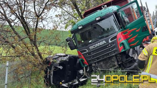 BMW zderzyło się czołowo z ciężarówką na DK40. Wyznaczono objazdy