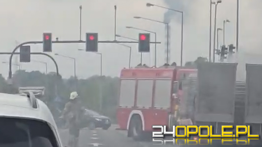 Samochód ciężarowy zapalił się na obwodnicy Opola