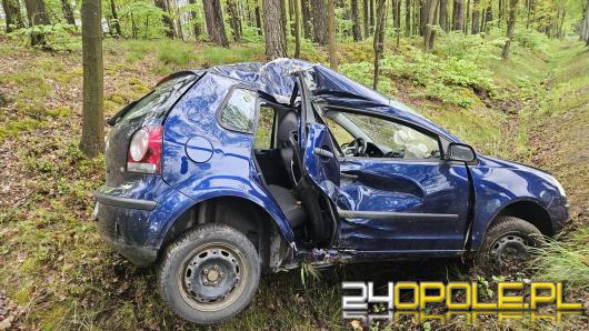 Samochód wypadł z drogi między Jełową a Dąbrówką Łubniańską