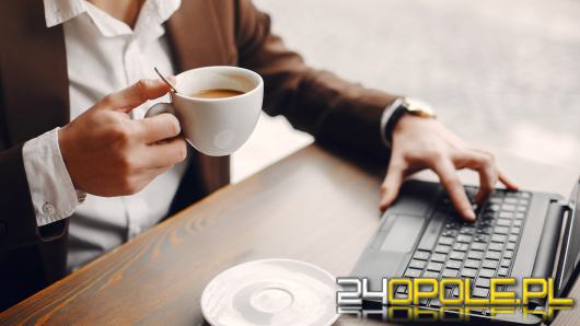 Świeżo palona kawa do biura vs. produkty z marketu - dlaczego jakość ma znaczenie?
