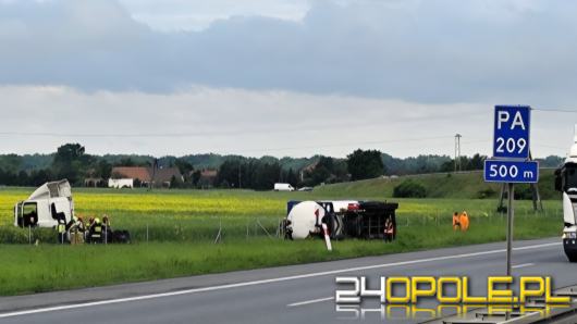 Cysterna z materiałem łatwopalnym przewróciła się na A4. Są utrudnienia pod Opolem